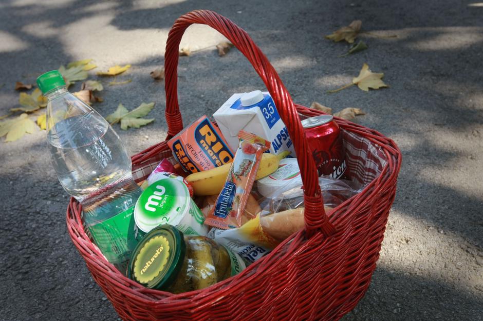 slovenija 24.9.2012 Skofja Loka, kosarica, hrana, trgovina Tus, foto:Spela Mohor | Avtor: Špela Mohorič