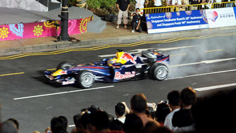 Ob začetku prodaje vstopnic za VN Singapurja je po ulicah azijskega velemesta ne