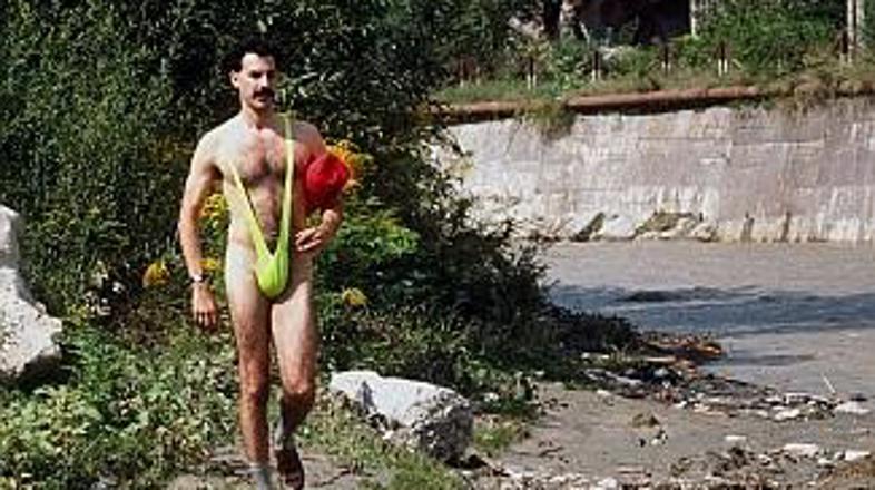 Borat se v prostem času rad sonči, svoje "krepke genitalije", kakor jih rad pohv