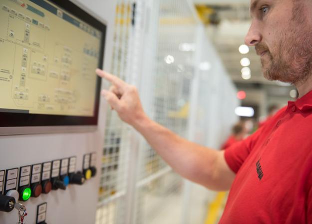 Delavec v proizvodnji, tovarna, proizvodnja, zaposlen