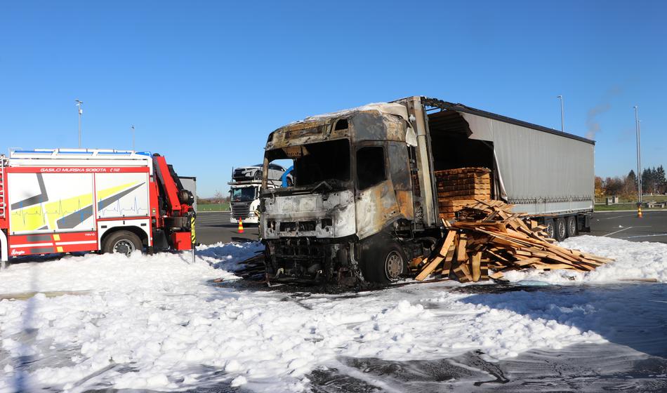 Na počivališču zagorel tovornjak