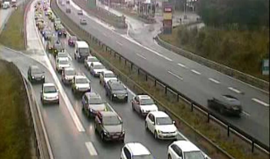 Kazen 400 evrov za bližnjico skozi bencinski servis