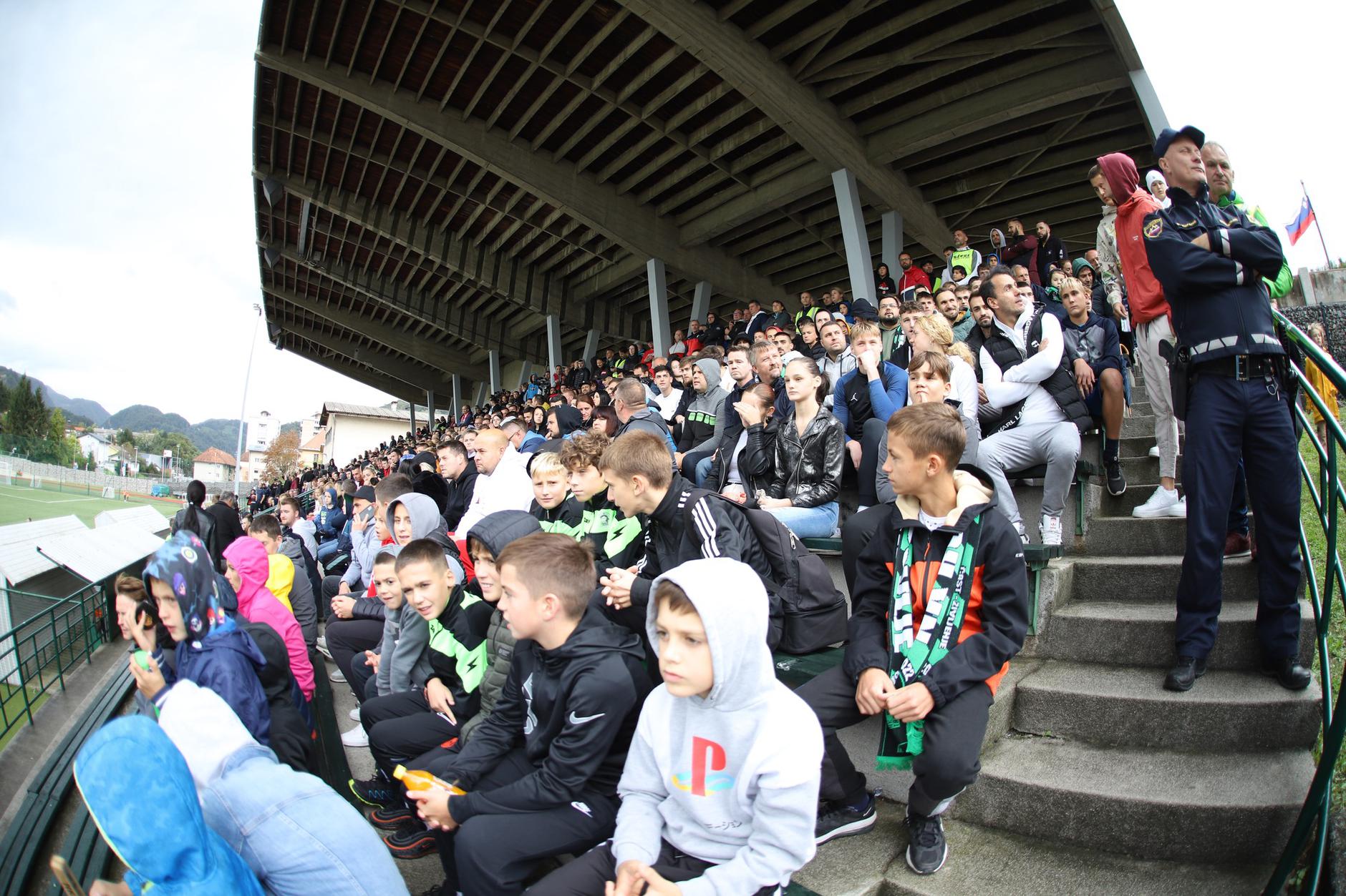 Gneča na tribuni, igrišče kot mravljišče - Žurnal24