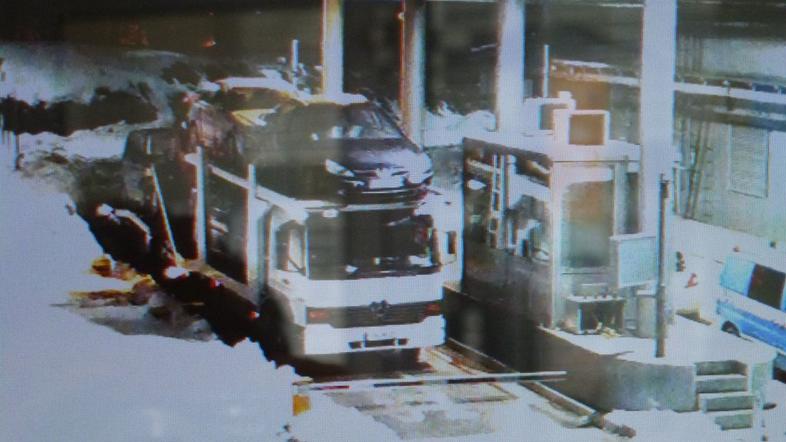 Ilegalni prebežnik v naloženem avtomobilu