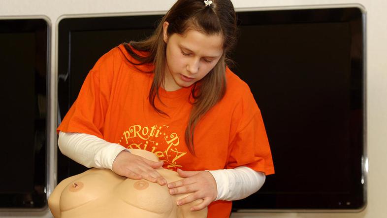 Takole je dijakinja, ki sodeluje v preventivnem programu Dijak dijaku proti raku