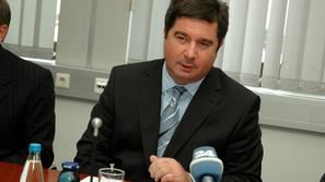 Razsodba o zahtevani odškodnini v višini 12 plač nekdanjega predsednika uprave L