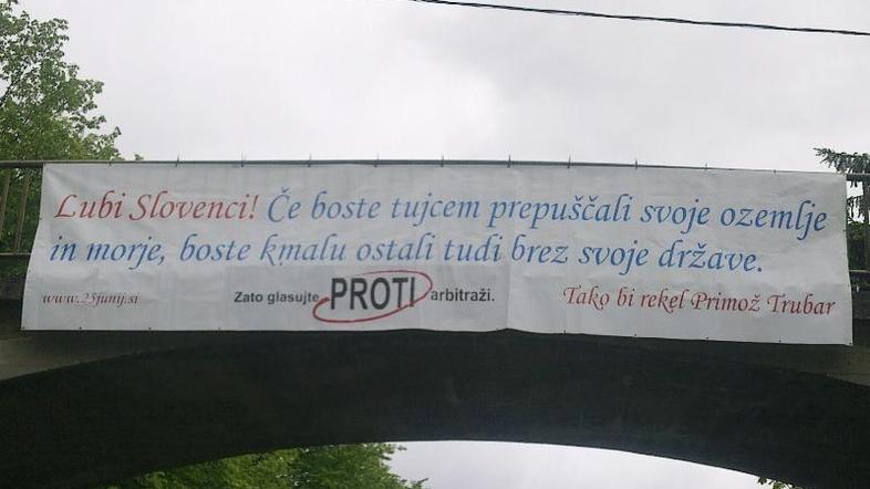 Transparent so izobesili na mostu preko ceste na Trubarjevi Rašici. (Foto: Zavod