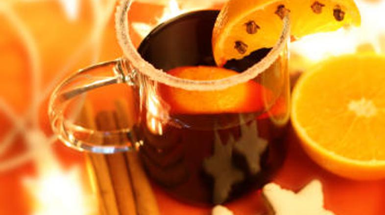 Vas motijo klinčki, ki plavajo po vinu? Pred kuhanjem jih zapičite v kolobarje p