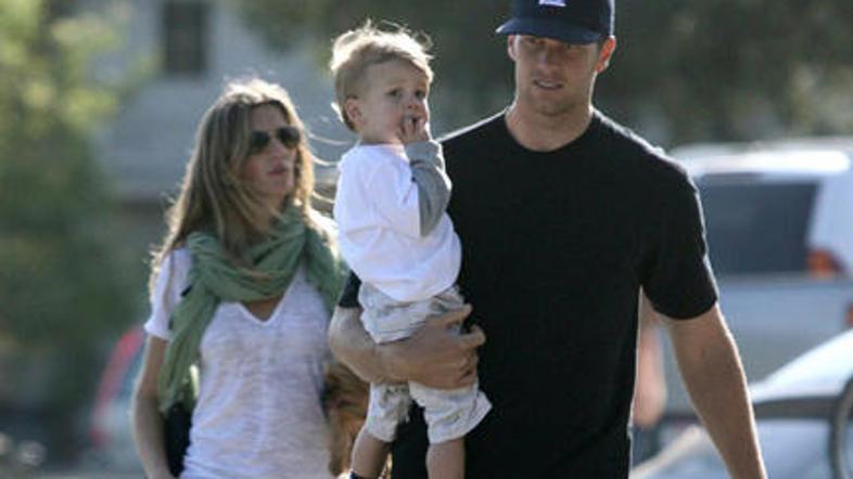 Gisele in Tom na sprehodu s Tomovim prvim sinom Johnom. (Foto: WP)