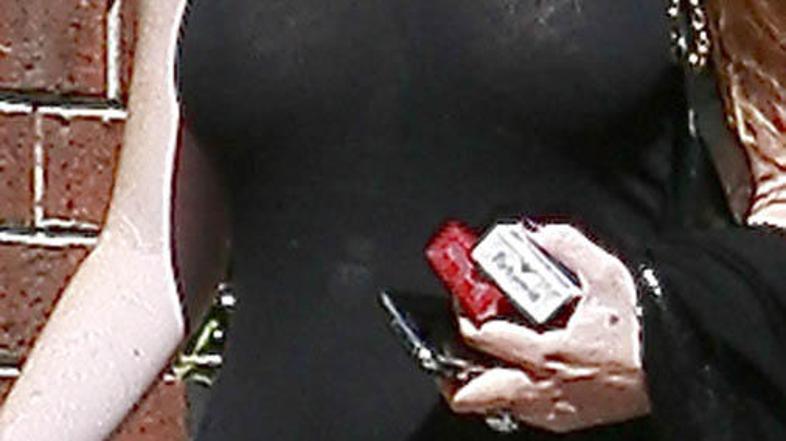 Fotografija ne laže. Prsi so se iznenada vidno povečale.