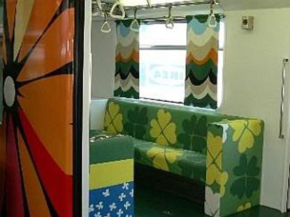 V vsakem vagonu potnike pričakajo drugačni kavči in zavese.