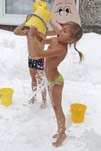 Polivanje otrok z mrzlo vodo