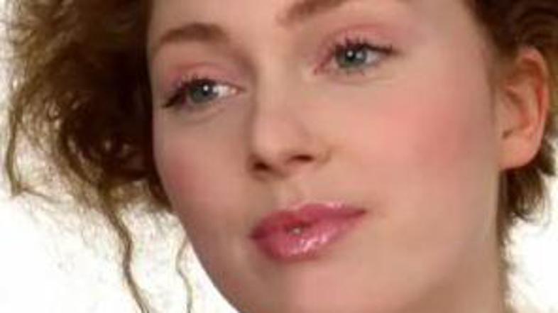 Nežno rožnato ličenje poudari naravno lepoto.