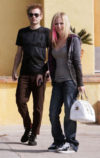 Pevka Avril Lavigne se je pri 22. letih poročila z Deryckom Whibleyjem, čez tri 