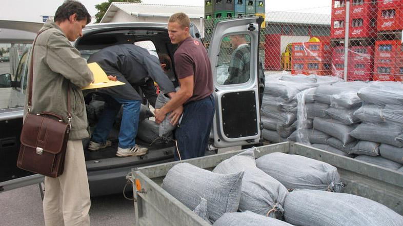 Celjani so lani dobesedno razgrabili protipoplavne vreče, ki so jih polnili v ce