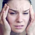 Močan glavobol vas lahko popolnoma ohromi in vam zagreni dan. (Foto: Shutterstoc