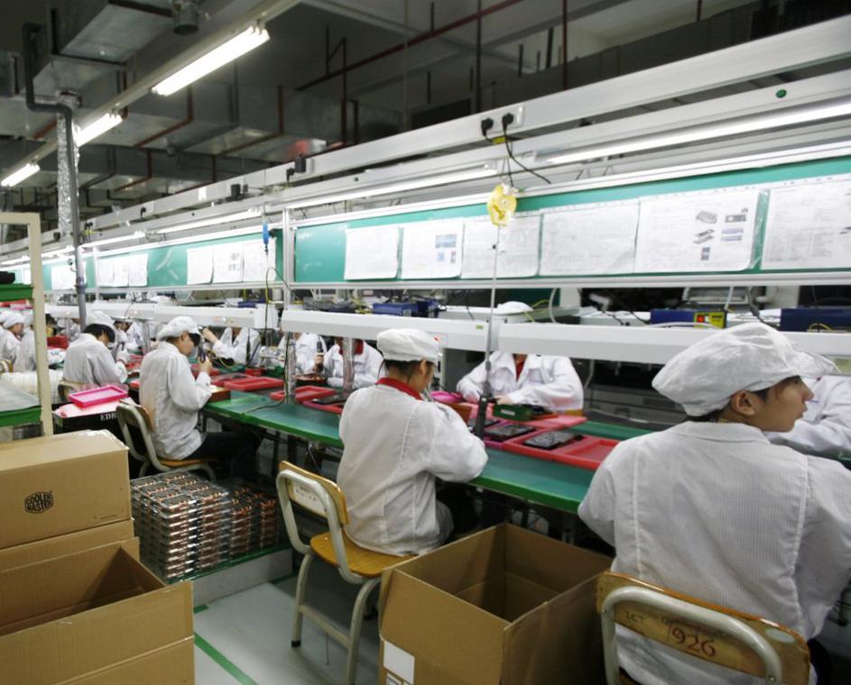 Delavci v kitajski tovarni Foxconn, kjer izdelujejo večino Applovih mobilnih tel