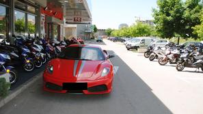 Fotografija, na kateri je avtomobil znamke Ferrari, je nastala v torek ob 13. ur