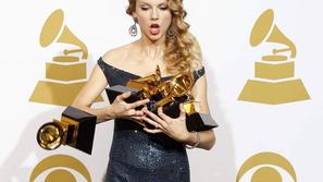 Country pevka Taylor Swift s svojimi grammyji. (Foto: Reuters)