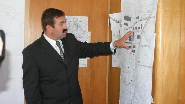 Župan Zvone Lah poskuša do denarja priti tudi kot državnozborski poslanec, a za 