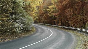 Ovinek jesen spolzka cesta