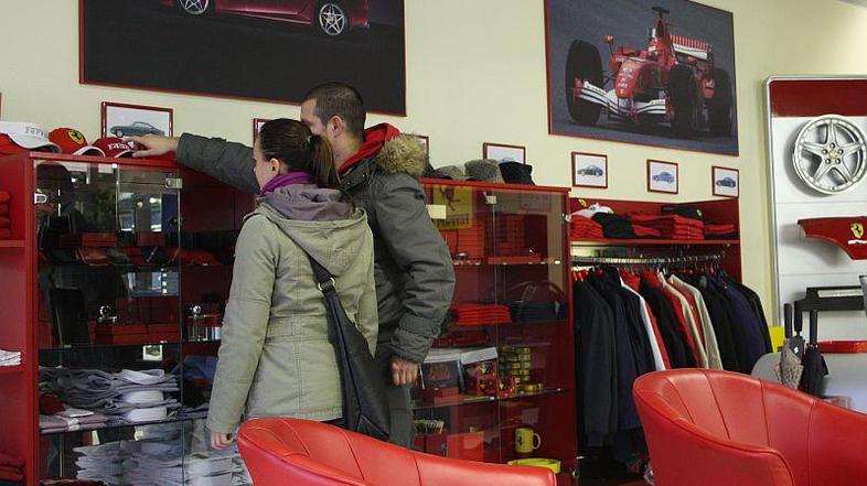 V salonih je praviloma na voljo le manjši del daril. Če želite kaj iz kataloga, 