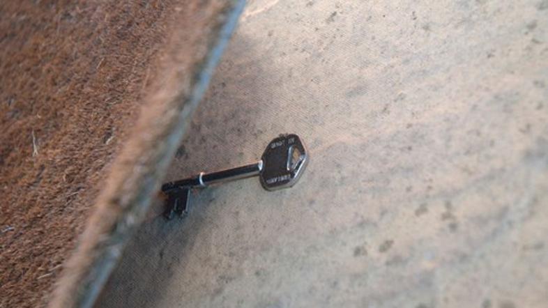 Ključ pod predpražnikom