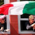 Italijanski navijači slavijo domačega junaka v vodstvu dirke po Italiji. (Foto: 