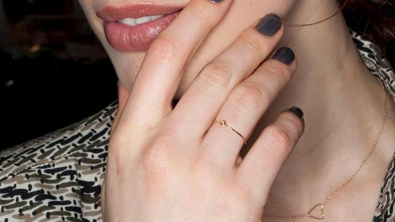 Za najdaljšo noč nohte obarvajte v temne odtenke. (Foto: Imaxtree)