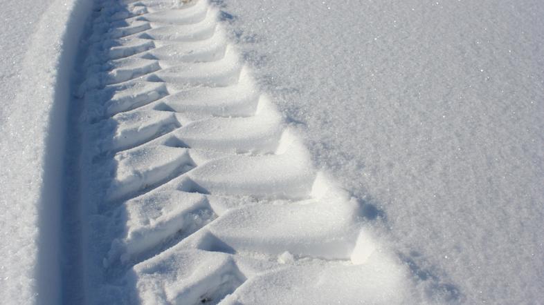 Sled traktorske gume v snegu