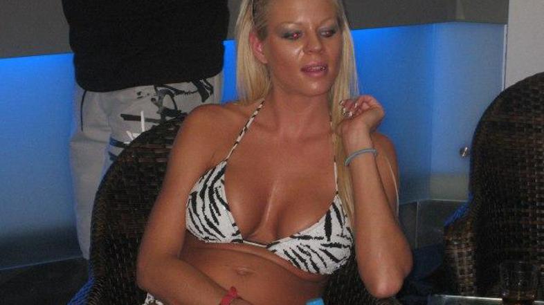 Urša je svojemu možu brskala po telefonu.