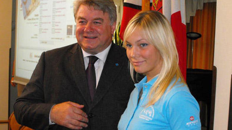 Deželni odbornik za šport Elio De Anna v družbi Andree Solaia, sirene, ki se bo 