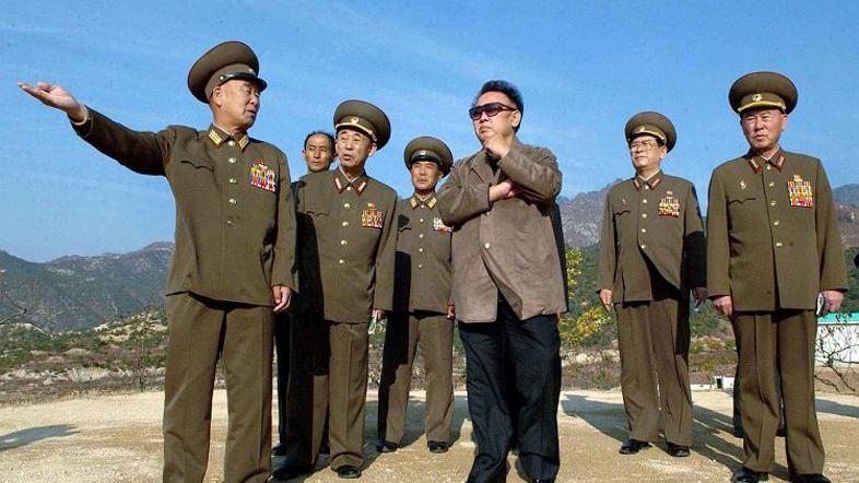 Le kaj snujejo Kim Džong Il in njegovi generali (na sliki: na obisku "račje farm