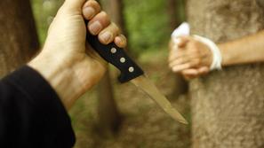 Dejan Pratneker je lani poleti otroke in mladoletnike z resno grožnjo prisilil, 