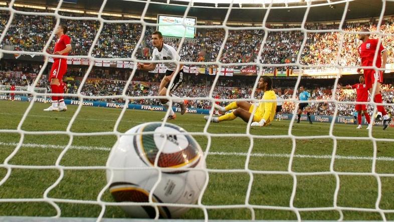 Miroslav Klose gol zdetek veselje proslavljanje mreža mreza David James