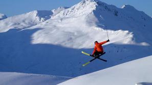 Ekstremni smučar je prekosil samega sebe (slika je simbolna).