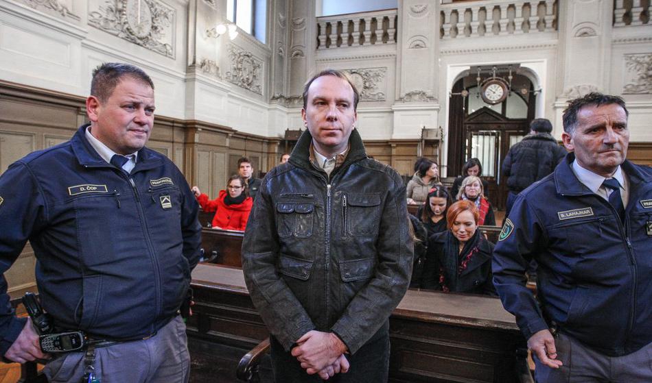 Dogovor padel v vodo: Nekdanji zdravnik vztraja pri 2,7-milijonski odškodnini