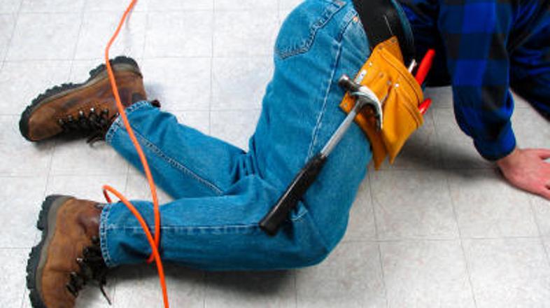 Srečni Avstralec je padec preživel le z zlomljeno nogo in nekaj urezninami.