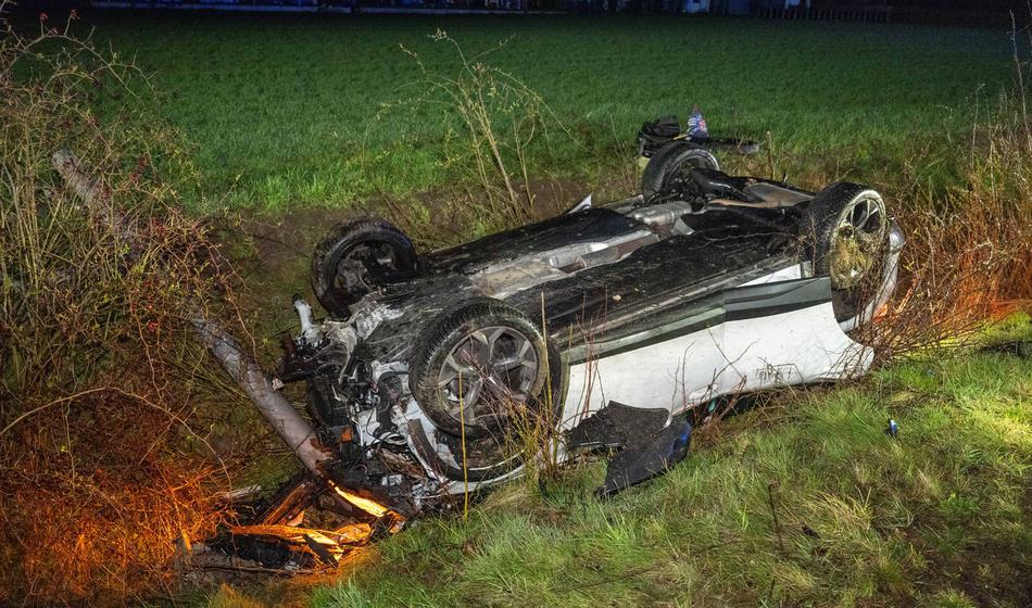 Bežal pred policisti, prebil ograjo in zletel z nadvoza