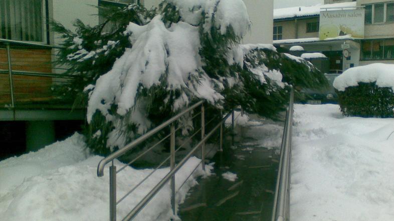 Dostop po klančini do enote Pošte Slovenije je bil dopoldne "onemogočen". (Foto: