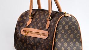 Torbice Louis Vuittona so med ponarejevalci najbolj priljubljene. (Foto: Boštjan