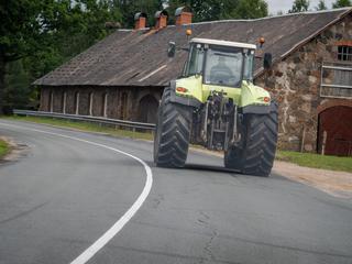 traktor na cesti