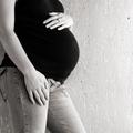 Skoraj tri četrtine novih mamic po porodu doživi zanihanje razpoloženja navzdol.