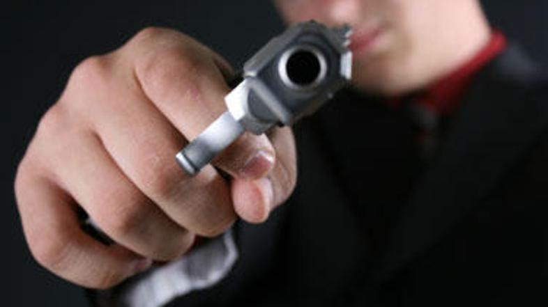 Prodajalki je grozil s pištolo. (Foto: Istockphoto)