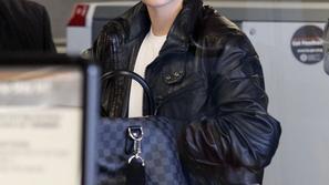 Najstnik bi rad bil pravi moški. (Foto: Flynet)