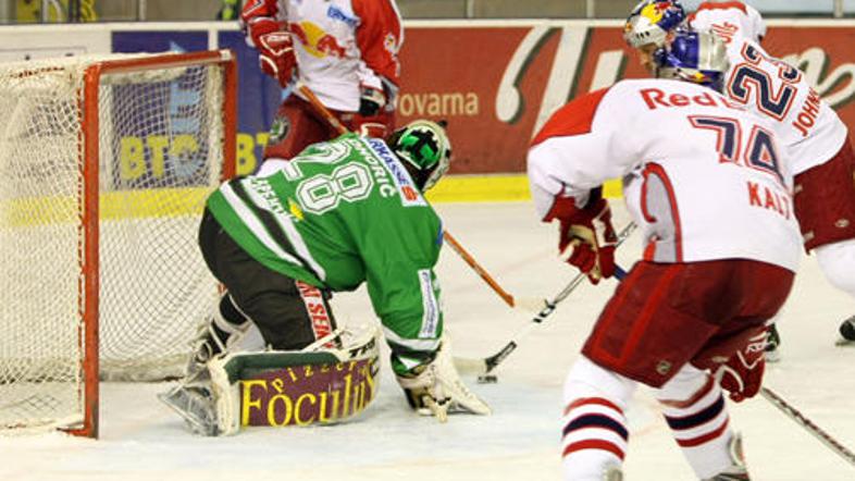 Dieter Kalt nosi majico s številko 74.