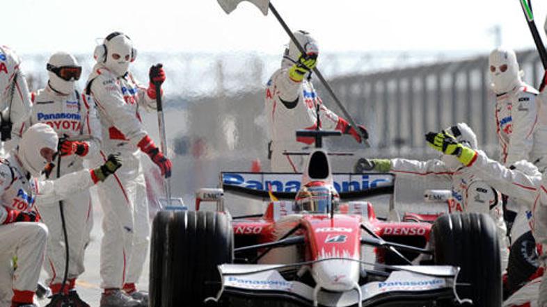 Jarno Trulli na testiranjih v "poletnem" Bahrajnu.