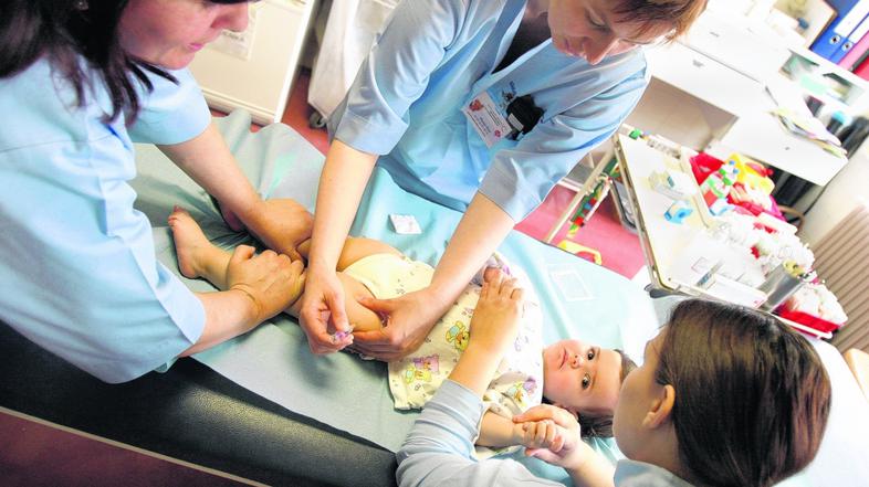 zivljenje 20.4.2005, cepljenje, dojencek, medicinska sestra, Pediatricna klinika