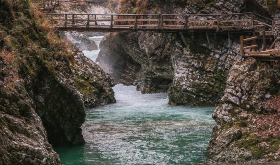 Madžarki na glavo padla skala, zahteva odškodnino 480.000 evrov