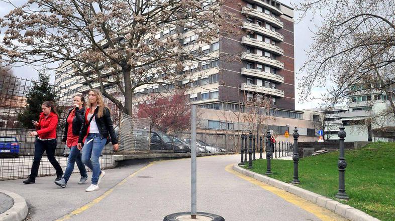 Na Korytkovi ulici v bližini pediatrične klinike se je znašla tudi takšna ovira,